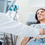 Dra. Thaline Neves destaca por que o ultrassom é essencial mesmo sem sintomas, auxiliando na detecção precoce de alterações silenciosas.