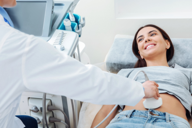 Dra. Thaline Neves destaca por que o ultrassom é essencial mesmo sem sintomas, auxiliando na detecção precoce de alterações silenciosas.