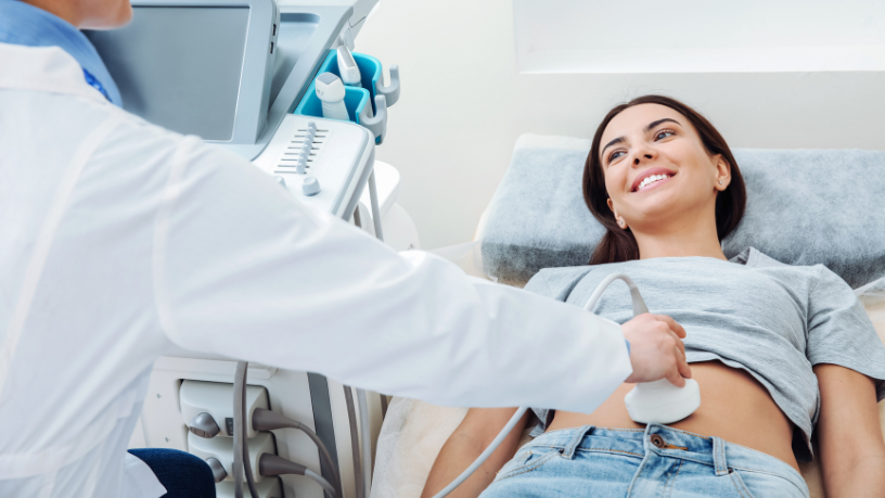 Dra. Thaline Neves destaca por que o ultrassom é essencial mesmo sem sintomas, auxiliando na detecção precoce de alterações silenciosas.