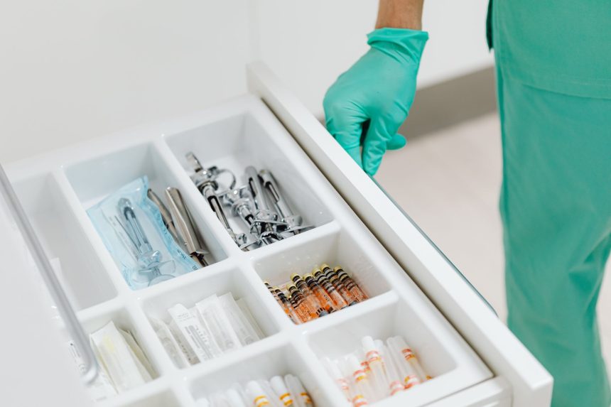 Gaveta esterilizada com instrumentos médicos e seringas organizados em uma clínica
