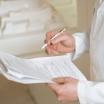 Profissional de saúde analisa documentos médicos em uma clínica.