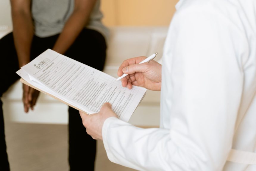 Profissional de saúde analisa um formulário durante consulta em uma clínica.