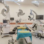 Centro cirúrgico moderno equipado com aparelhos médicos e instrumentos cirúrgicos.