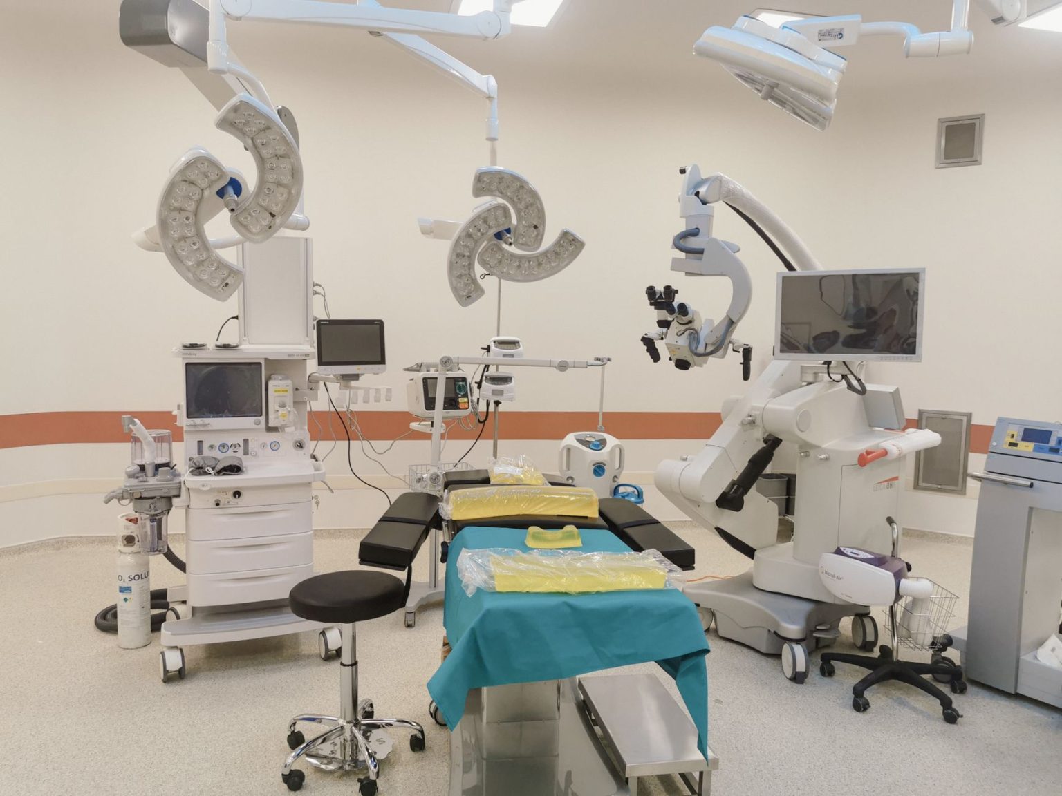 Centro cirúrgico moderno equipado com aparelhos médicos e instrumentos cirúrgicos.