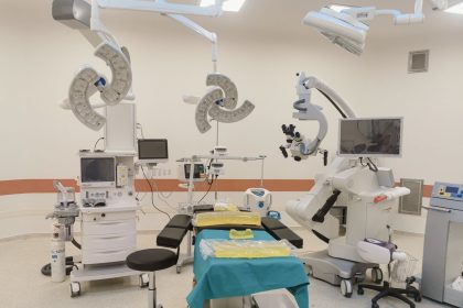 Centro cirúrgico moderno equipado com aparelhos médicos e instrumentos cirúrgicos.
