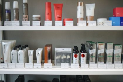 Produtos de cuidados com a pele e beleza organizados em prateleiras de uma loja.