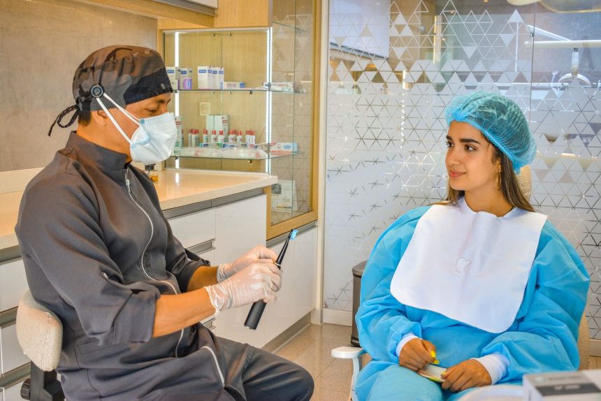Dentista conversa com paciente em uma clínica odontológica moderna durante uma consulta.