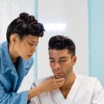 Profissional de saúde examina uma paciente durante uma avaliação em uma clínica.