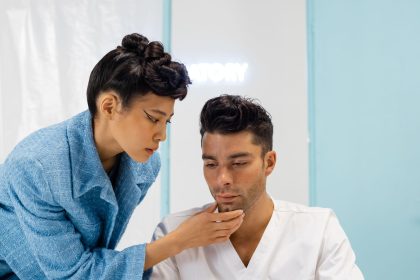 Profissional de saúde examina uma paciente durante uma avaliação em uma clínica.